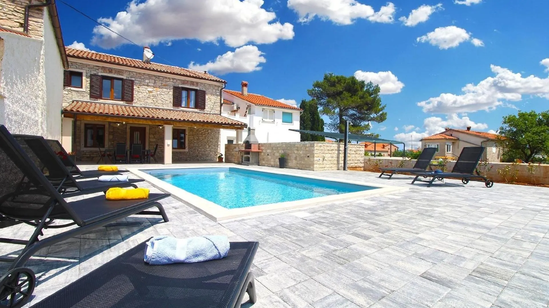 Ferienhaus Mit Privatpool Fuer 6 Personen Ca 125 Qm In Liznjan, Istrien Suedkueste Von Istrien